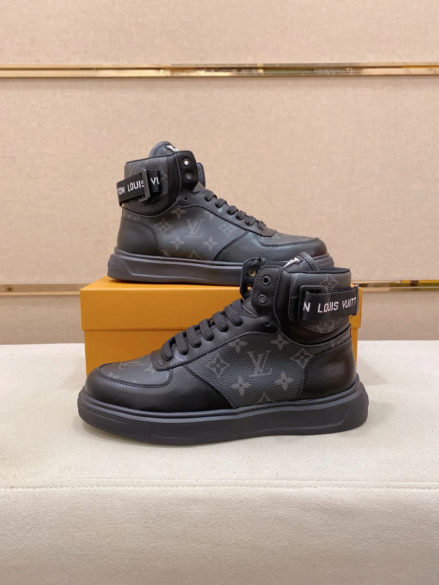 Men's shoes 420💰louis vuitton (Louis Vuitton/lv)🔍🔍The new counters are on sale at the same time. The uppers are imported from Italy. ⃣️Re-engraved🇮🇹💪💪, ⚠Sole: The original sole is specially provided by the original factory, the exclusive movable molded sole is super comfortable, ⚠Original and single goods 🔍high quality, you can enter and leave the counter at will, welcome to compare⚠. Code number: 38-44 (45/customized, non-refundable)